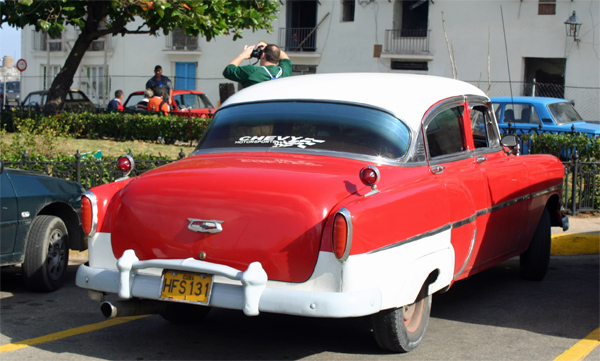 same car from behind - red white Chevy