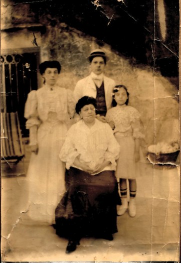 Victorina and 3 children in Havana in 1907