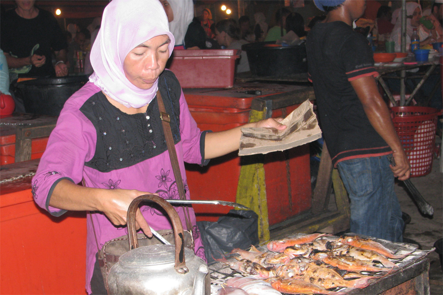 Woman
            grilling (2)