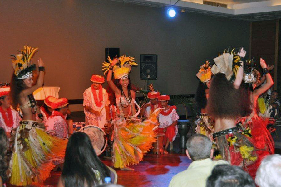 Tahitian
                dancers