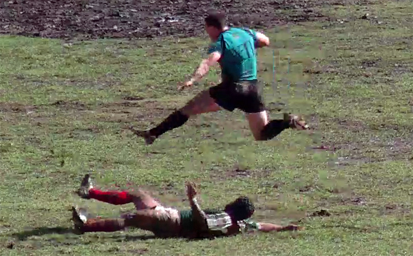 Kelly jumps over Mexican for try