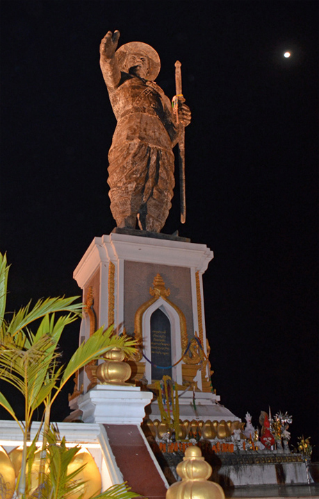 Statue of
          Chao Anouvong