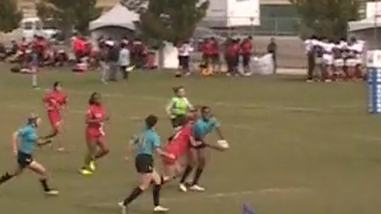Maricel about
                to score her second try of the game